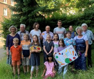 Kinder der Klasse 3 der Liebfrauenschule, Schulleitung und Beirat der Stiftung bei der Übergabe des Förderbescheids